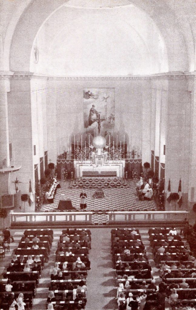 Foto dell'altare maggiore appena costruito