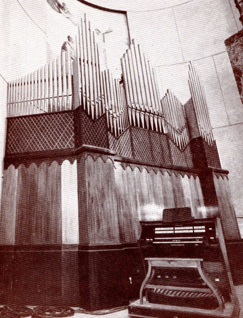Foto dell'organo della chiesa di San Carlo appena installato